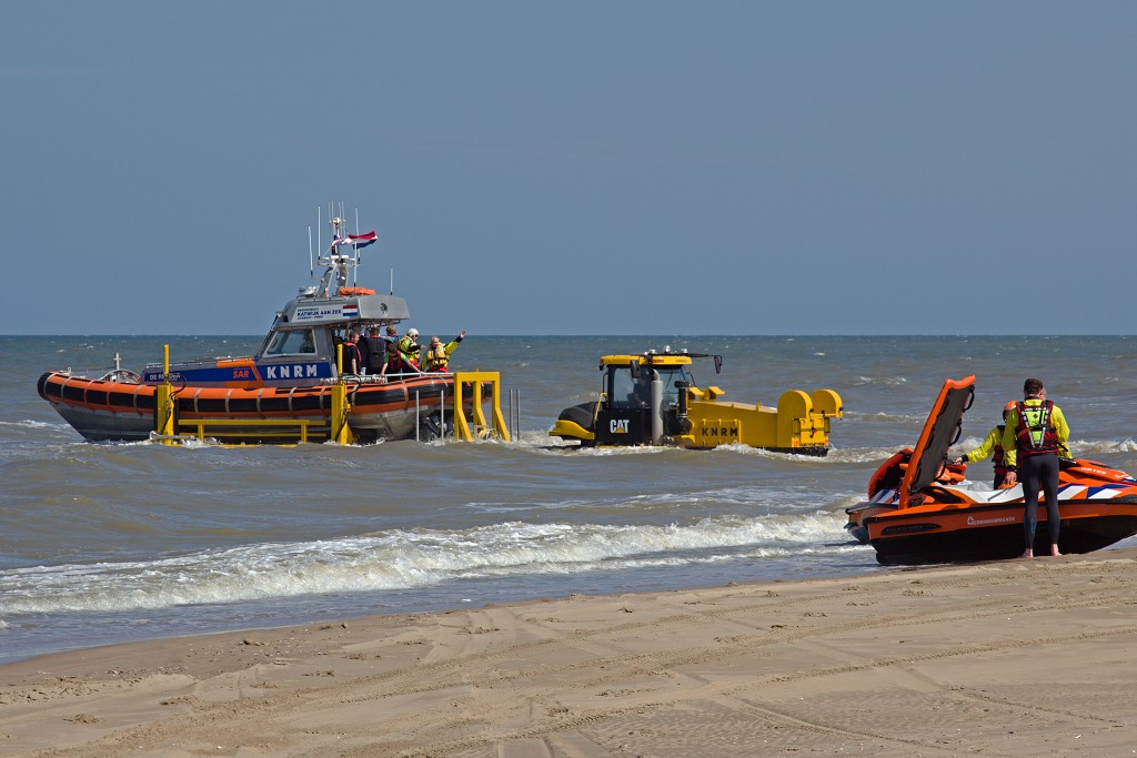 sar katwijk aan zee knrm evenement event festival reddingsdemonstratie search and rescue hulp Abraham Fock crashtender reddingsboot sos hulp in nood scheepsramp